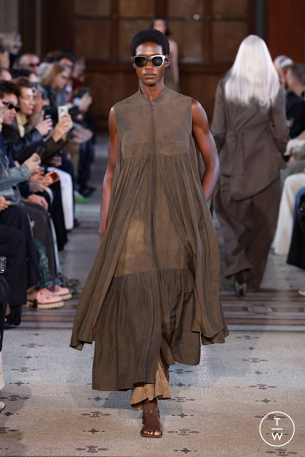 Fashion Week Paris Spring/Summer 2026 look 14 from the Uma Wang collection 女装