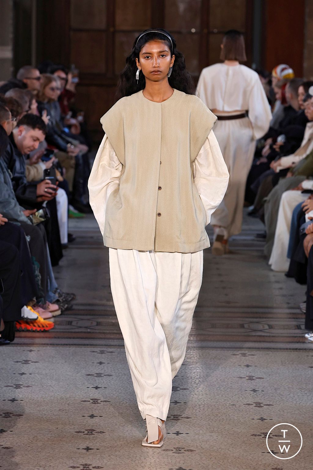 Fashion Week Paris Spring/Summer 2026 look 23 from the Uma Wang collection 女装