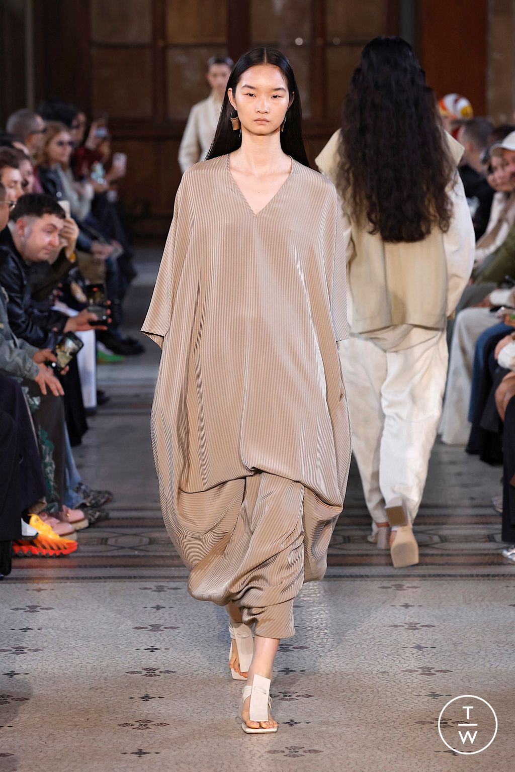 Fashion Week Paris Spring/Summer 2026 look 24 from the Uma Wang collection 女装