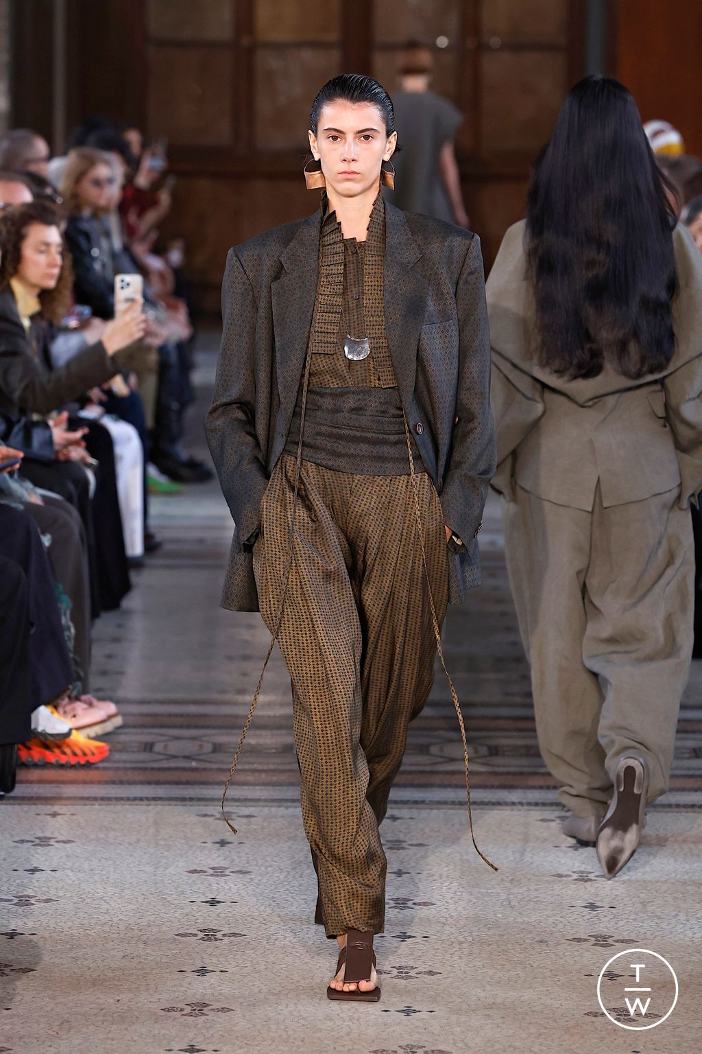 Fashion Week Paris Spring/Summer 2026 look 33 from the Uma Wang collection 女装