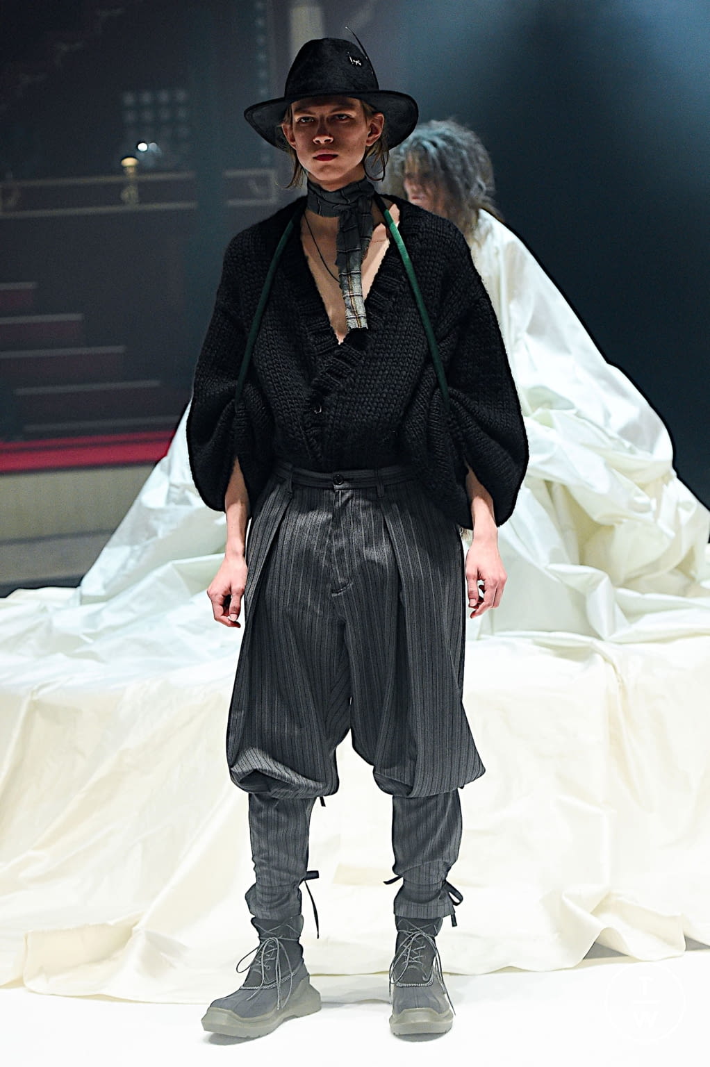 Fashion Week Paris Fall/Winter 2020 look 11 de la collection Undercover menswear