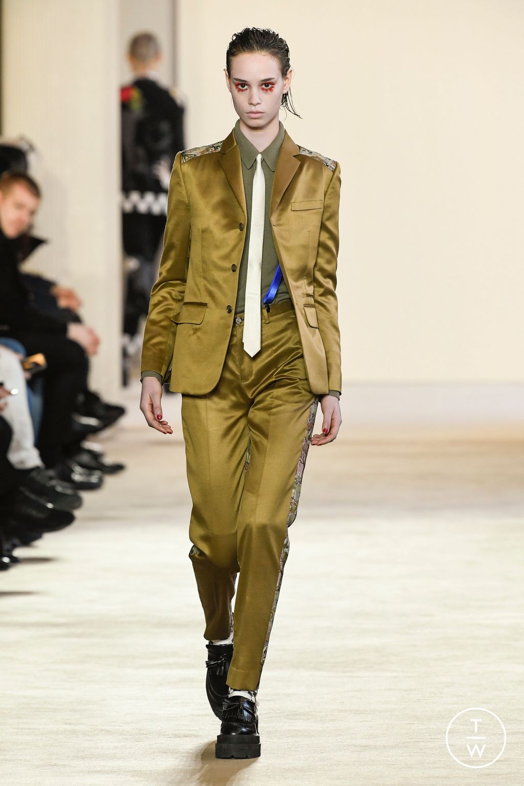 Fashion Week Paris Fall/Winter 2023 look 3 from the Undercover collection 女装