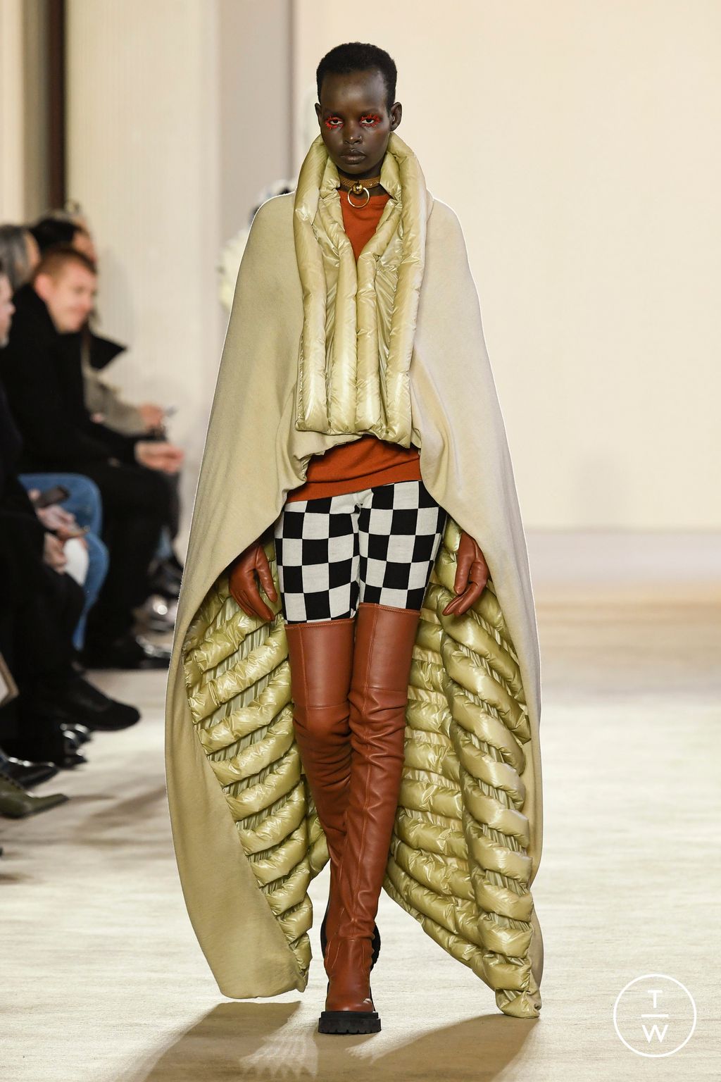 Fashion Week Paris Fall/Winter 2023 look 17 de la collection Undercover womenswear