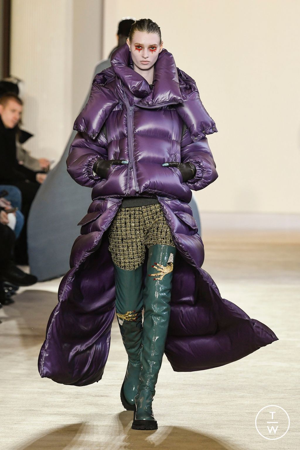 Fashion Week Paris Fall/Winter 2023 look 18 de la collection Undercover womenswear
