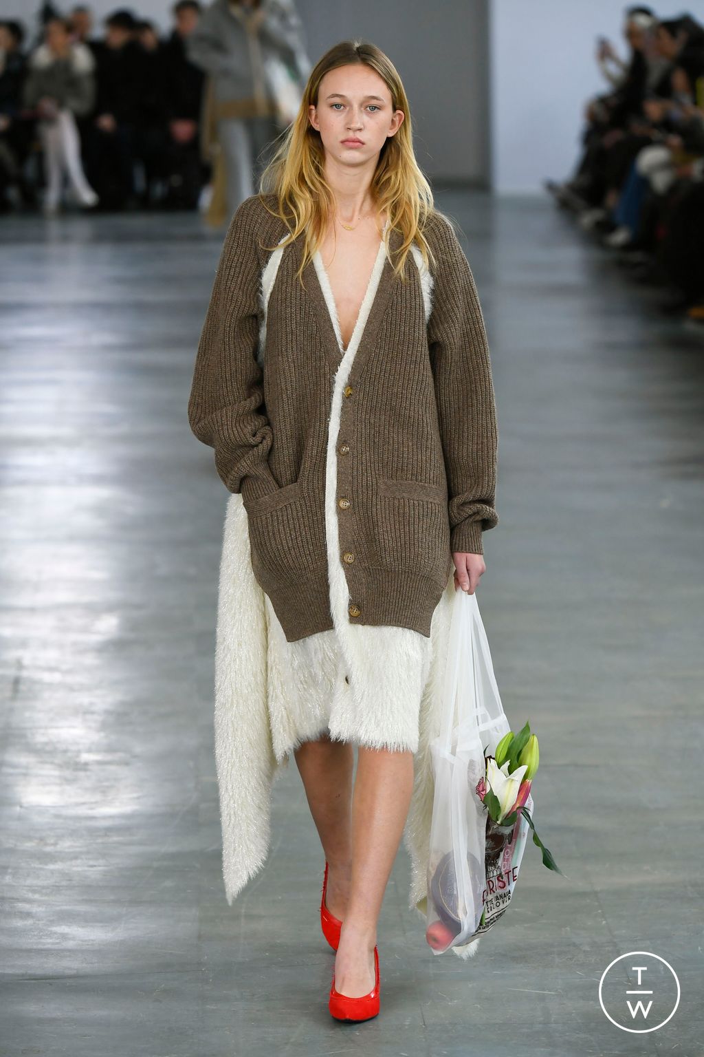 Fashion Week Paris Fall/Winter 2024 look 6 de la collection Undercover womenswear