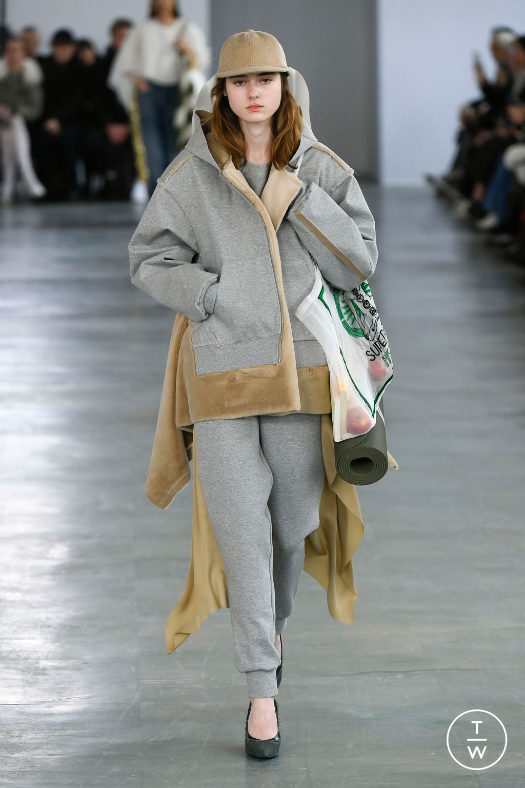 Fashion Week Paris Fall/Winter 2024 look 7 de la collection Undercover womenswear