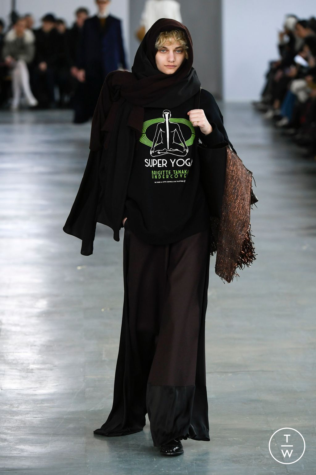 Fashion Week Paris Fall/Winter 2024 look 30 from the Undercover collection womenswear