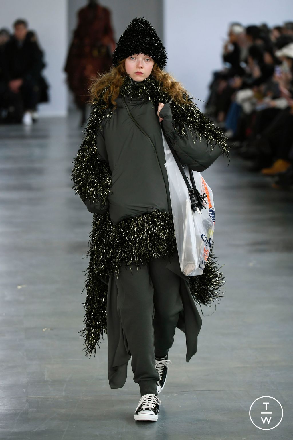 Fashion Week Paris Fall/Winter 2024 look 32 de la collection Undercover womenswear