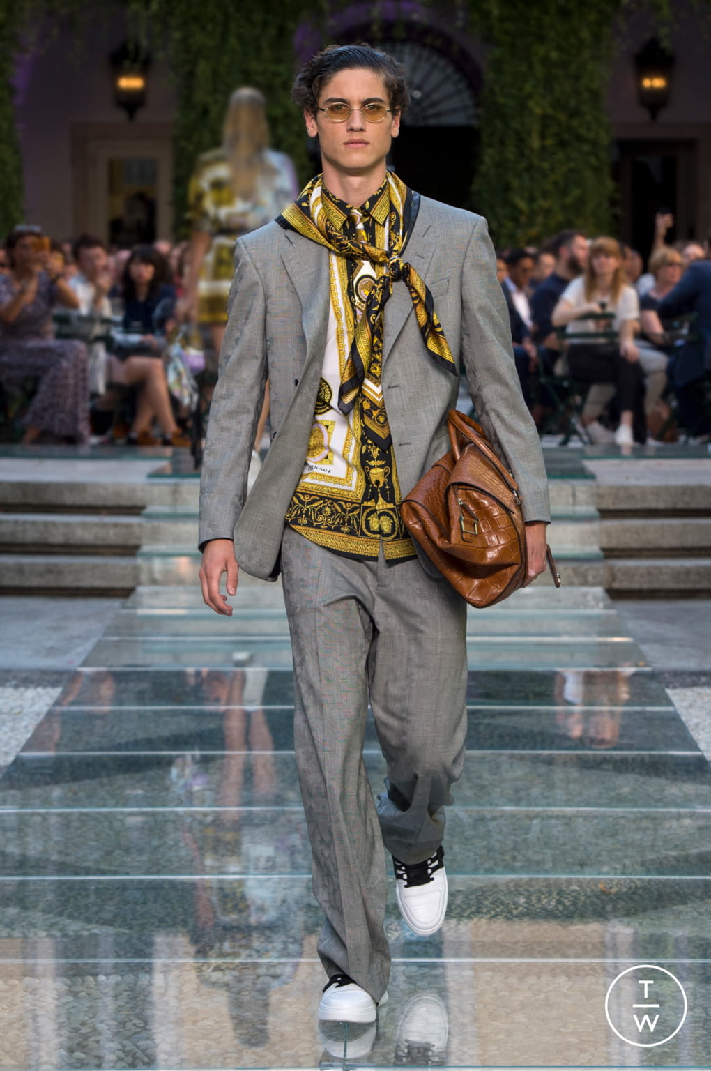 Versace S S 18 Menswear 31 The Fashion Search Engine walk