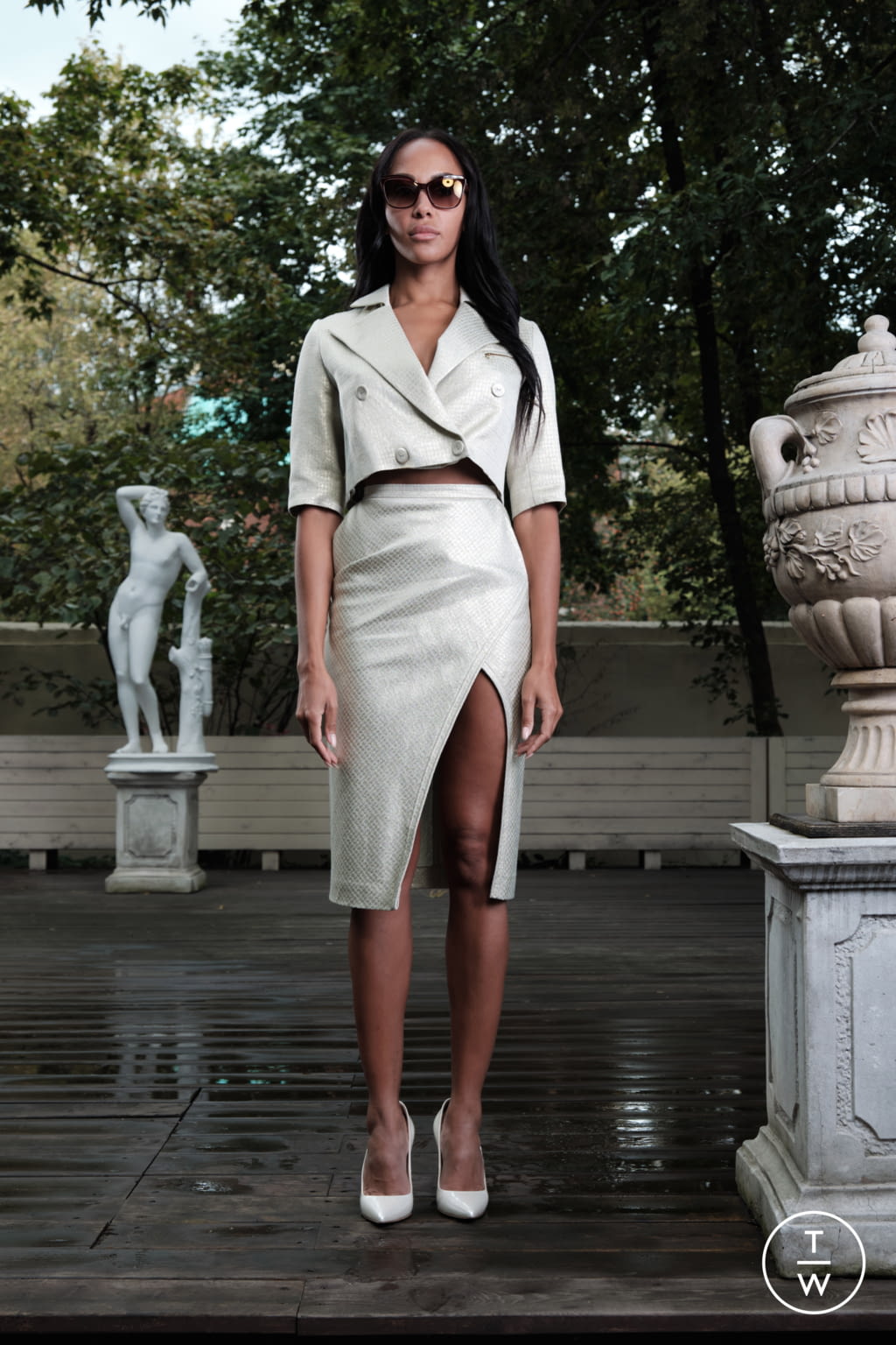 Fashion Week Paris Spring/Summer 2022 look 6 from the Valentin Yudashkin collection womenswear