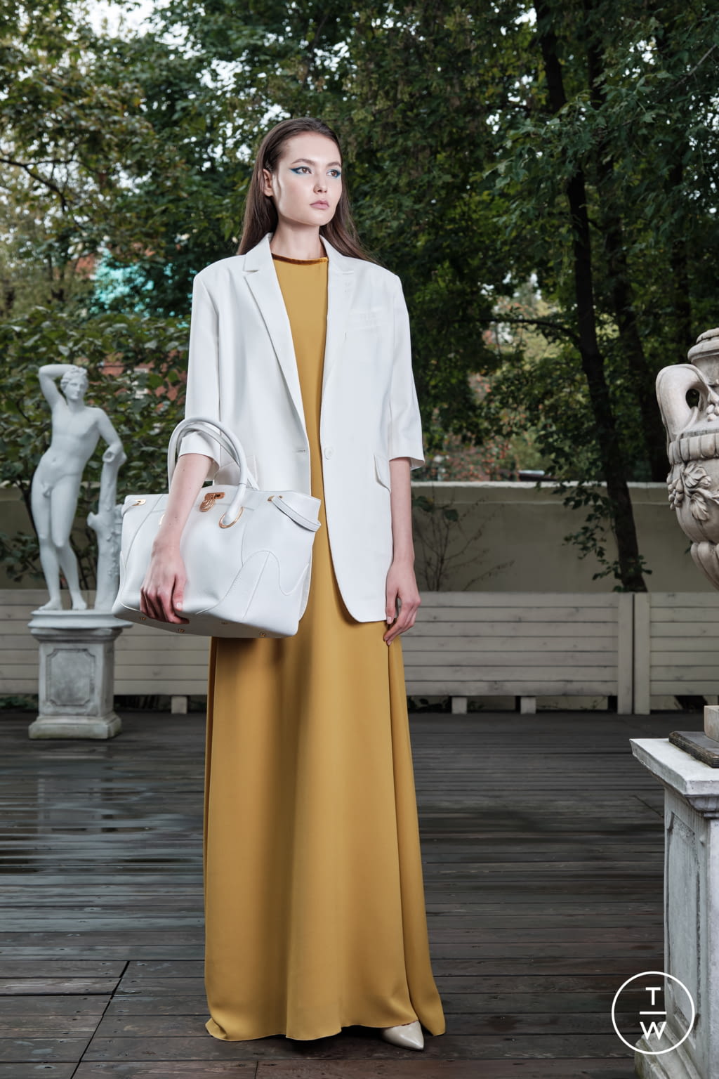 Fashion Week Paris Spring/Summer 2022 look 8 de la collection Valentin Yudashkin womenswear