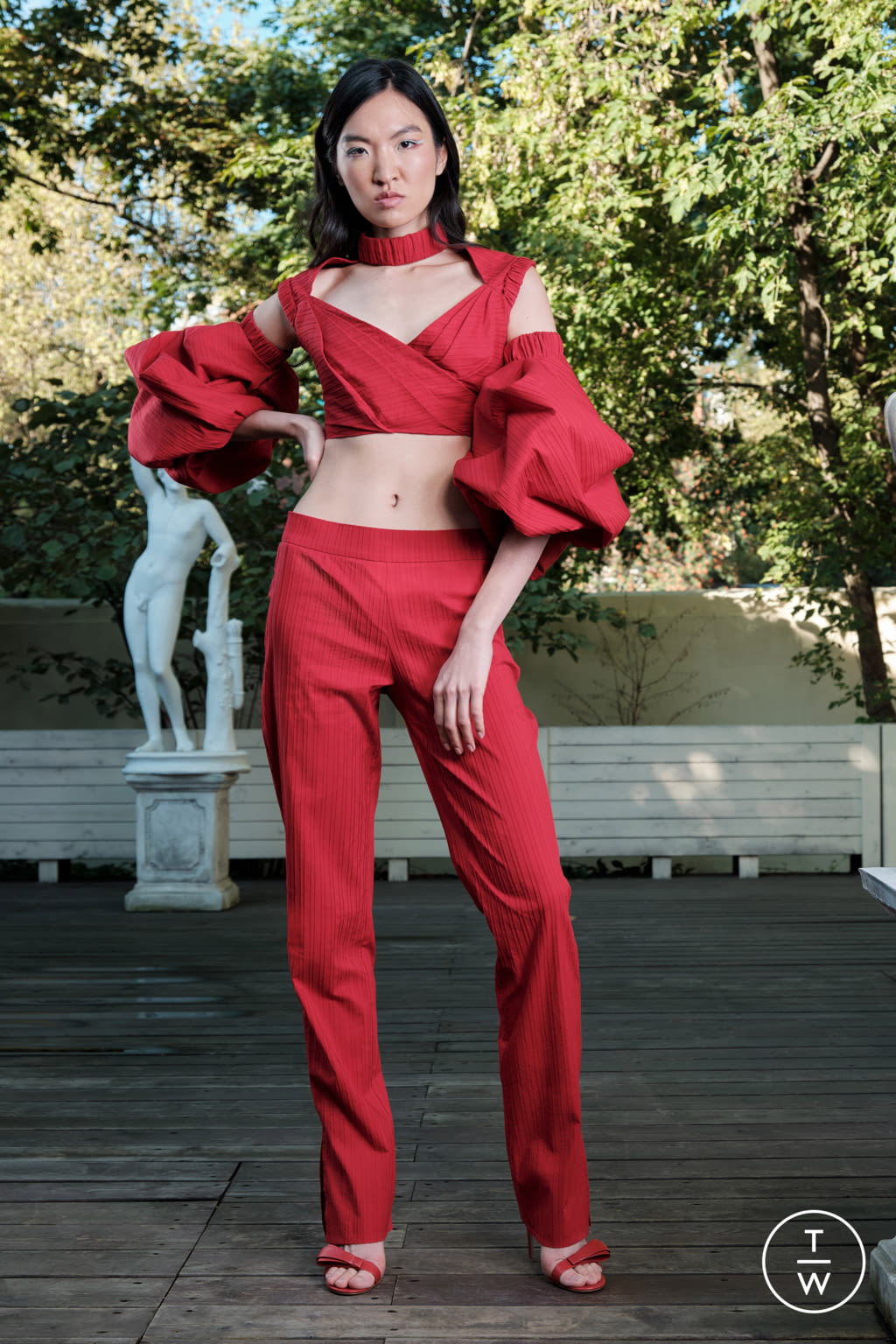 Fashion Week Paris Spring/Summer 2022 look 9 from the Valentin Yudashkin collection 女装