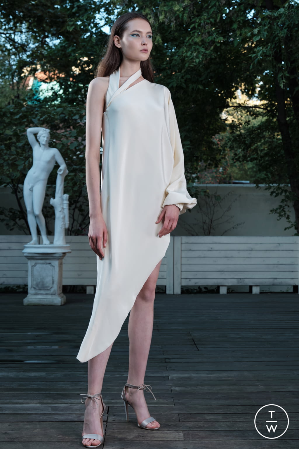 Fashion Week Paris Spring/Summer 2022 look 10 from the Valentin Yudashkin collection womenswear