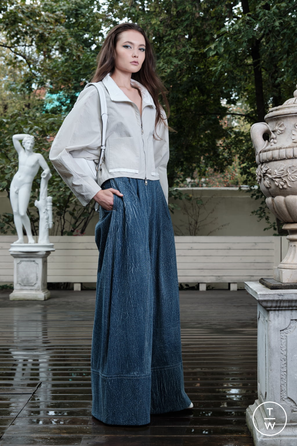 Fashion Week Paris Spring/Summer 2022 look 15 from the Valentin Yudashkin collection womenswear