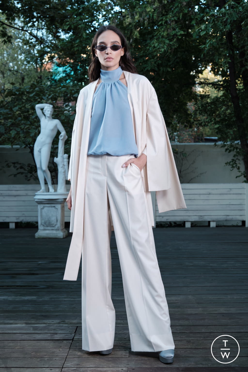 Fashion Week Paris Spring/Summer 2022 look 17 from the Valentin Yudashkin collection womenswear