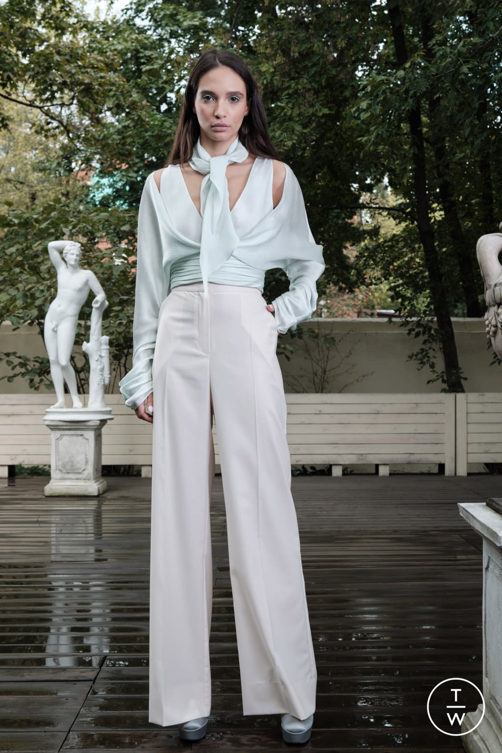 Fashion Week Paris Spring/Summer 2022 look 21 from the Valentin Yudashkin collection 女装