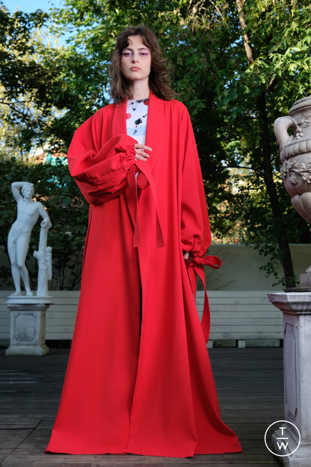 Fashion Week Paris Spring/Summer 2022 look 29 from the Valentin Yudashkin collection 女装