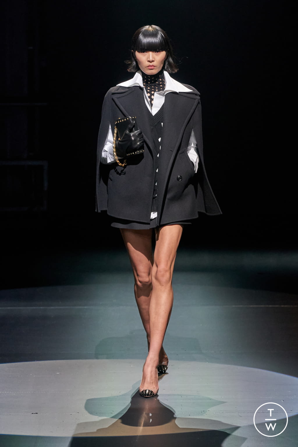 Fashion Week Milan Fall/Winter 2021 look 1 de la collection Valentino womenswear