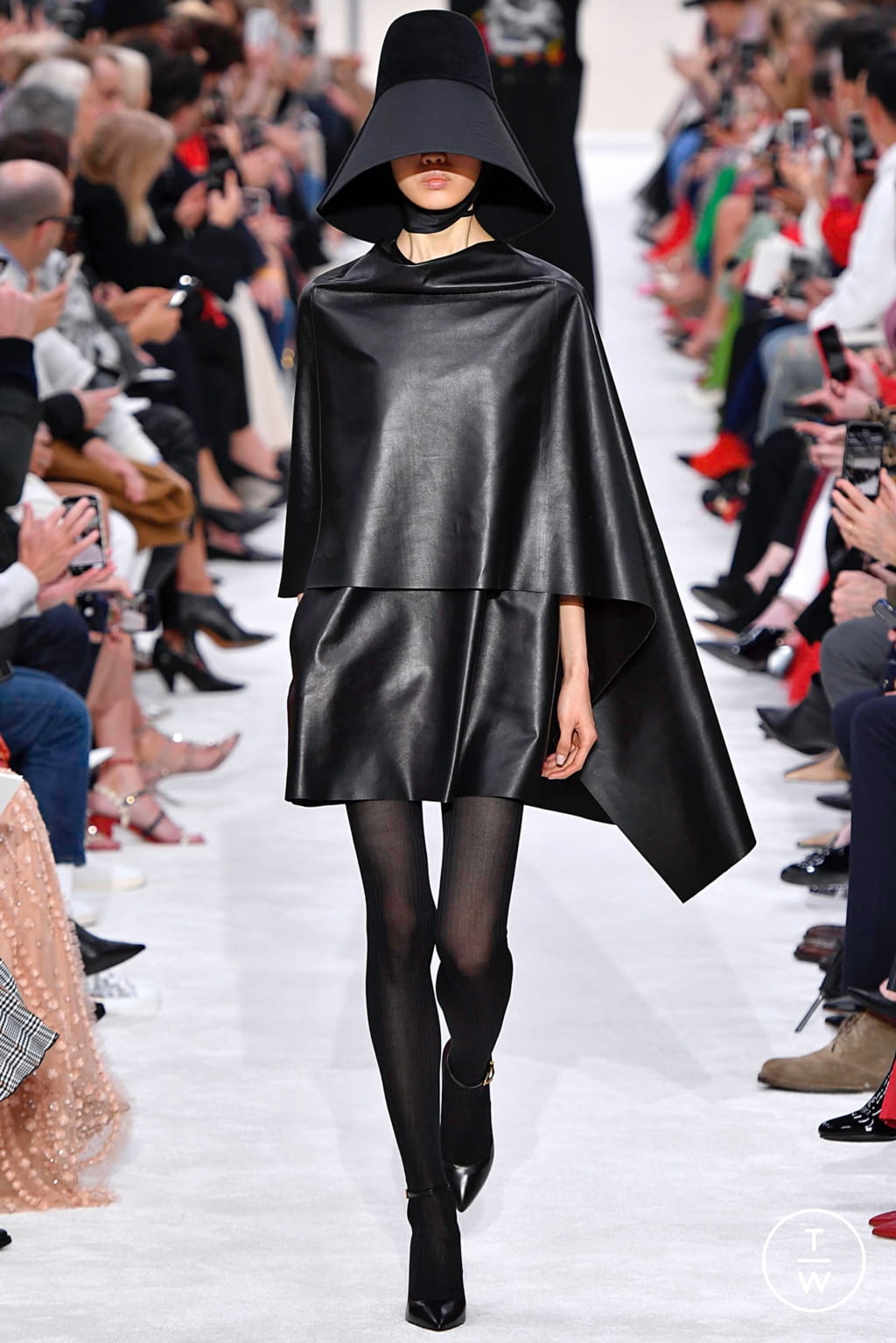Fashion Week Paris Fall/Winter 2019 look 5 from the Valentino collection womenswear