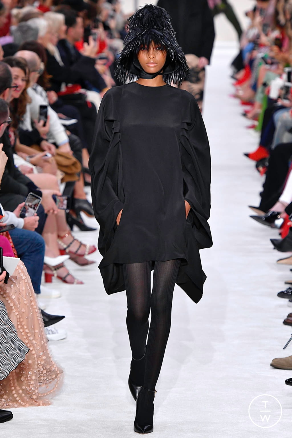 Fashion Week Paris Fall/Winter 2019 look 17 from the Valentino collection womenswear