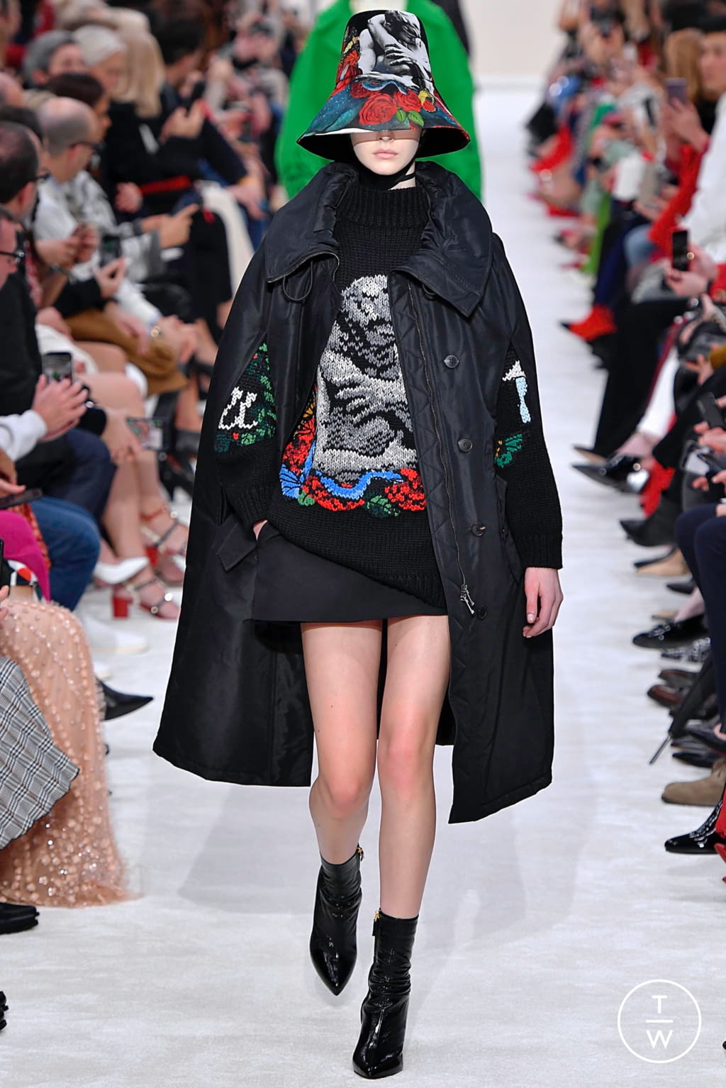 Fashion Week Paris Fall/Winter 2019 look 29 from the Valentino collection womenswear
