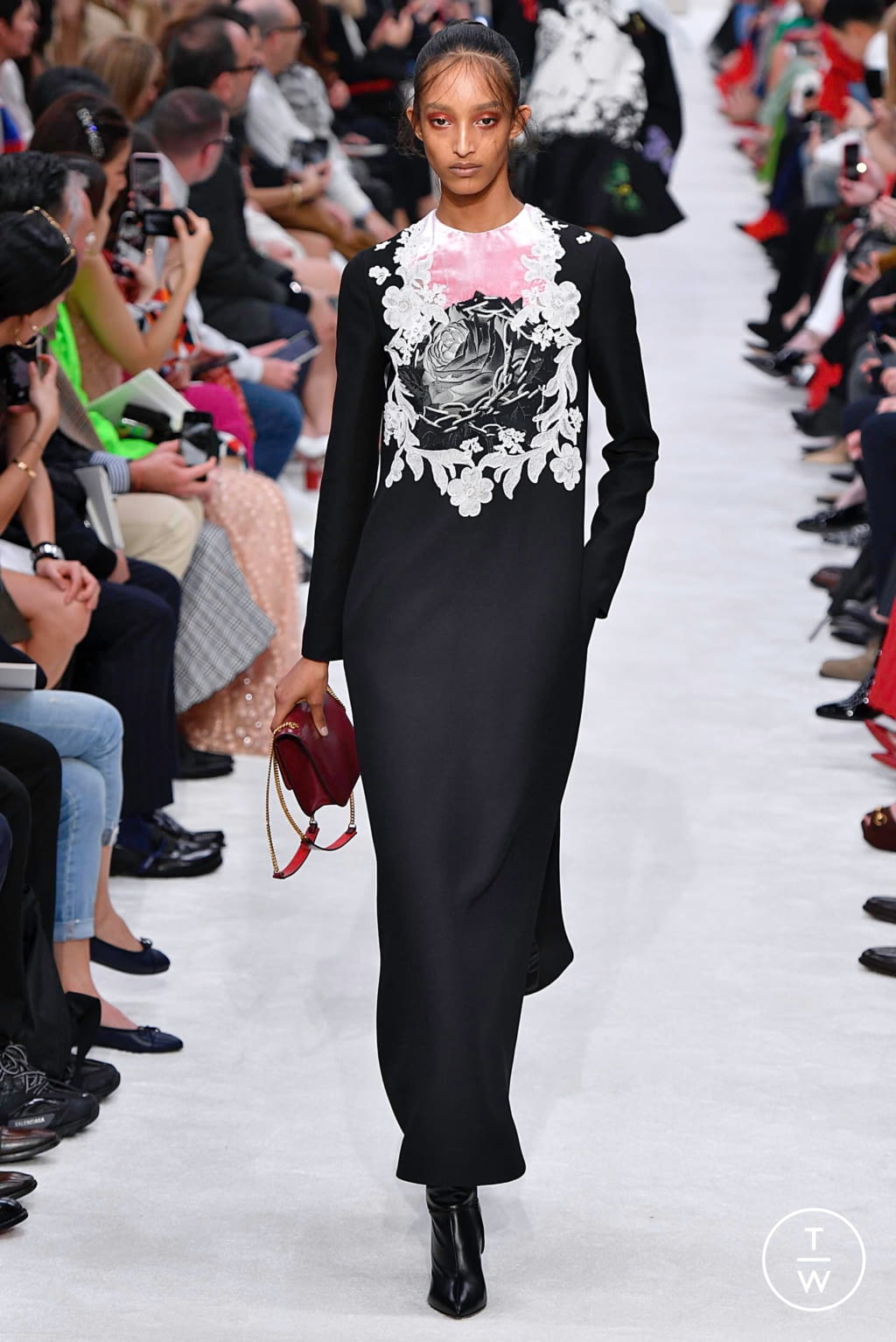 Fashion Week Paris Fall/Winter 2019 look 39 from the Valentino collection womenswear