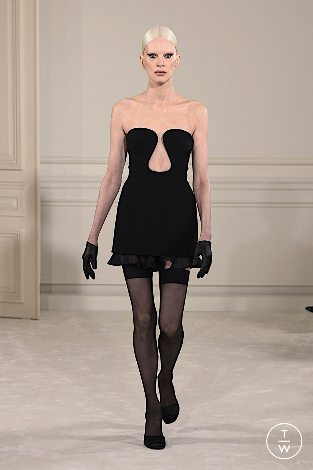 Fashion Week Paris Spring/Summer 2022 look 1 from the Valentino collection 高级定制