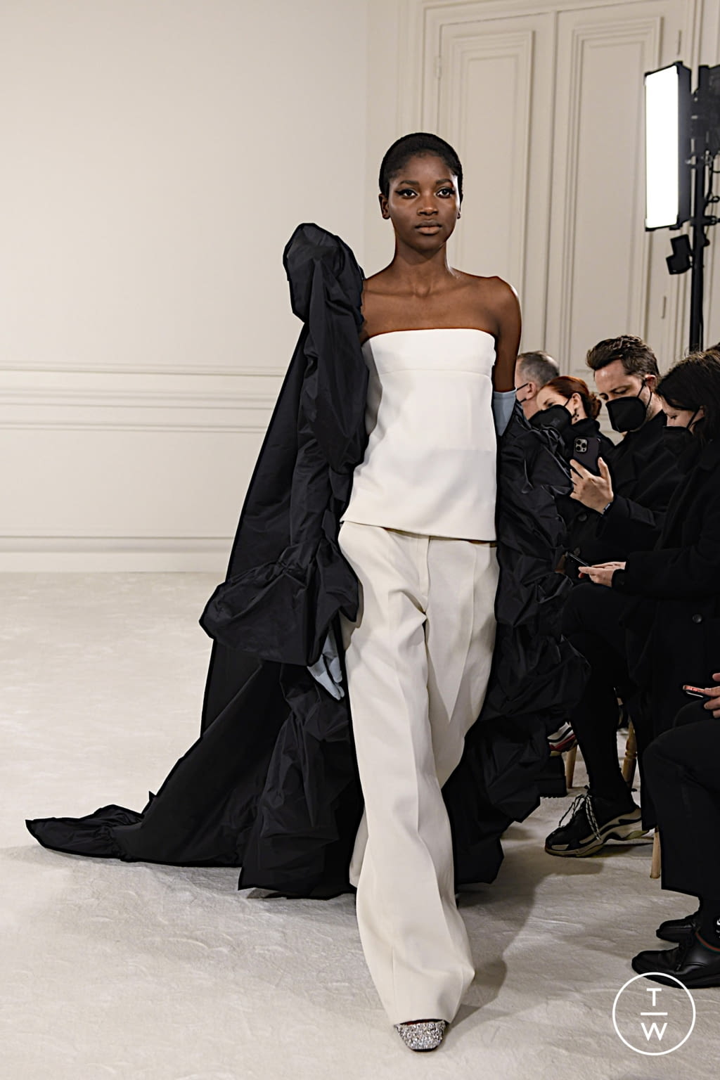 Fashion Week Paris Spring/Summer 2022 look 2 from the Valentino collection couture