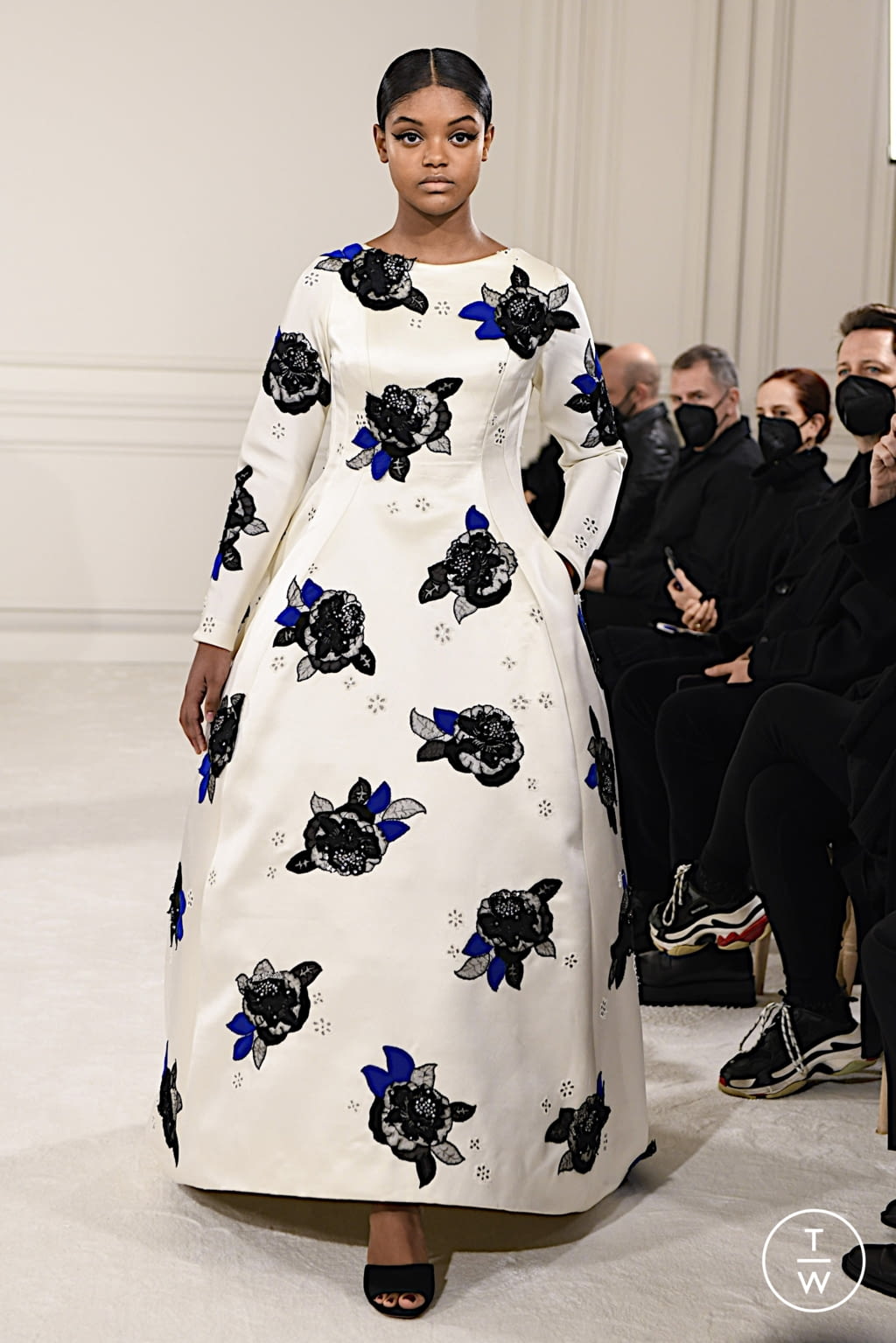 Fashion Week Paris Spring/Summer 2022 look 4 from the Valentino collection couture