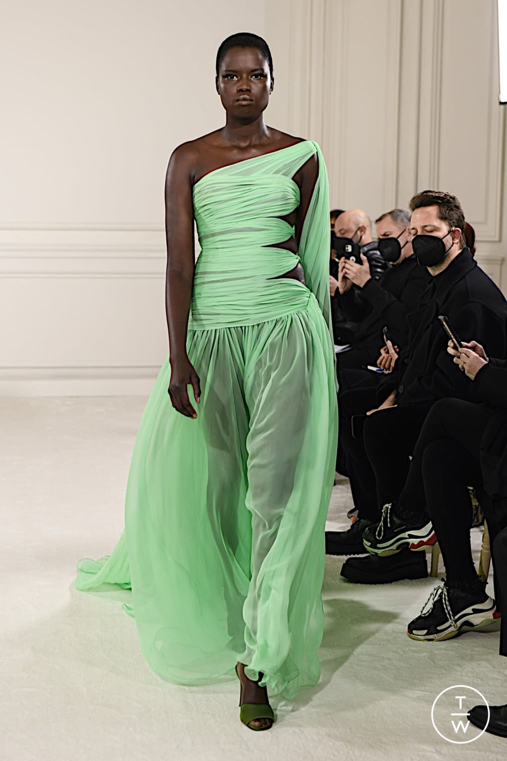 Fashion Week Paris Spring/Summer 2022 look 23 from the Valentino collection couture