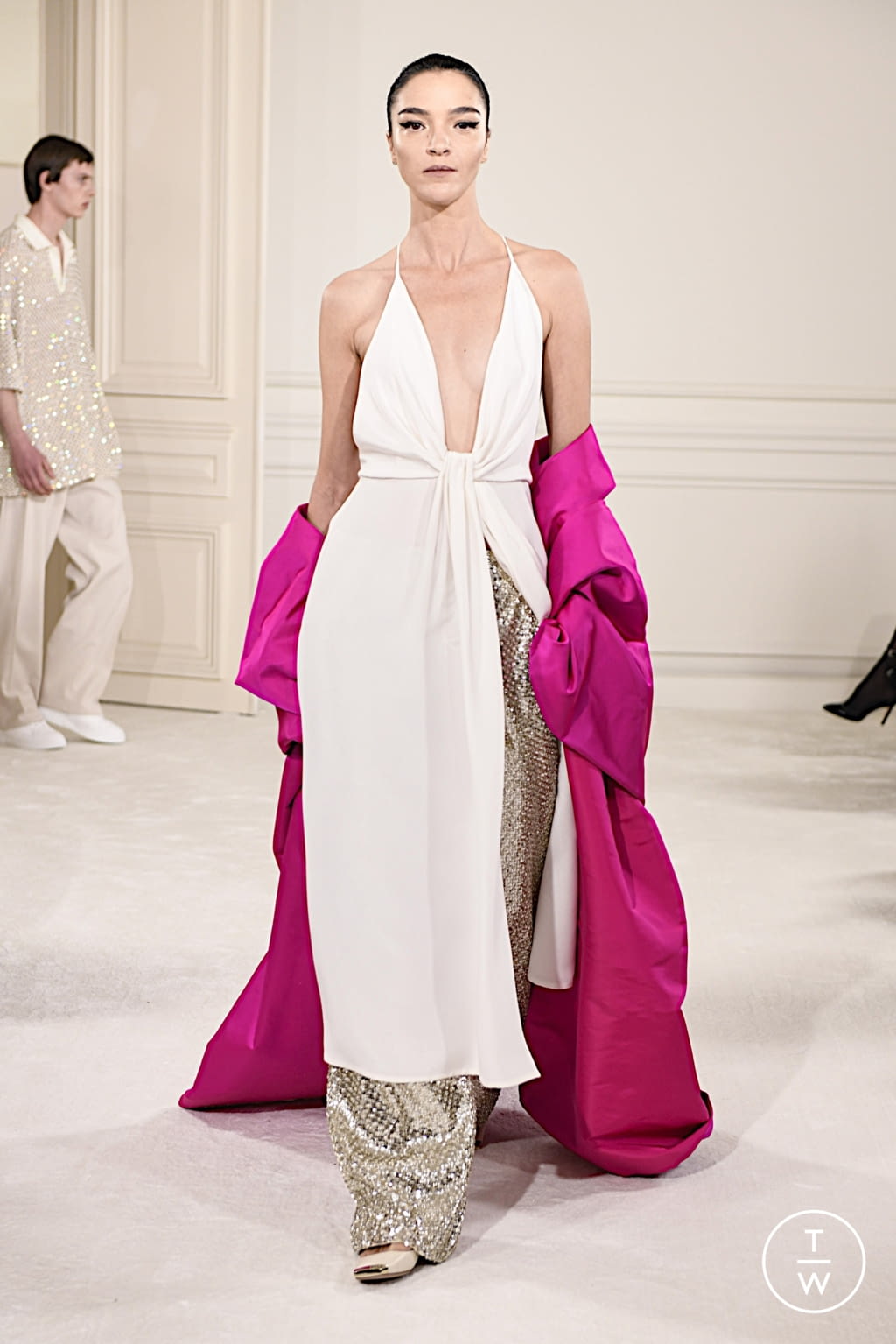 Fashion Week Paris Spring/Summer 2022 look 30 de la collection Valentino couture