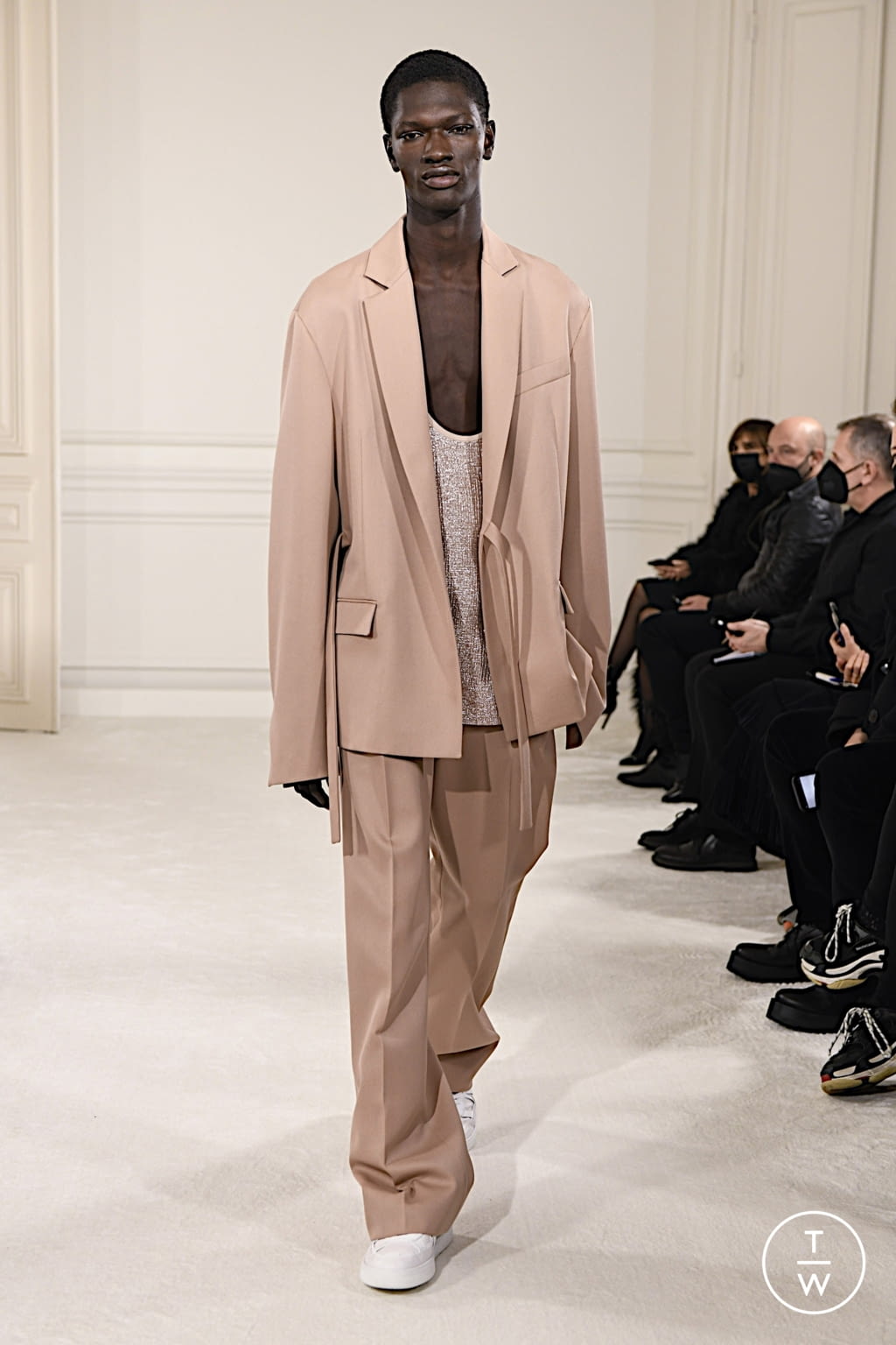 Fashion Week Paris Spring/Summer 2022 look 33 from the Valentino collection couture