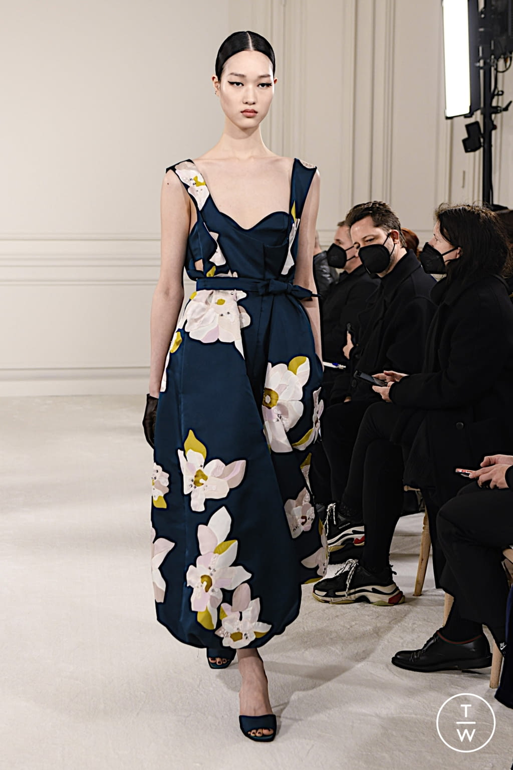 Fashion Week Paris Spring/Summer 2022 look 38 from the Valentino collection couture