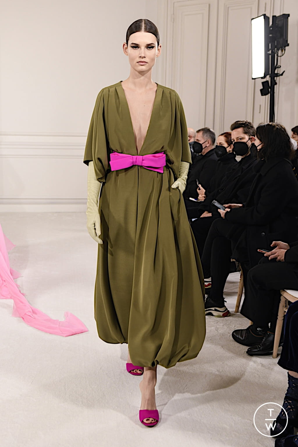 Fashion Week Paris Spring/Summer 2022 look 49 from the Valentino collection couture