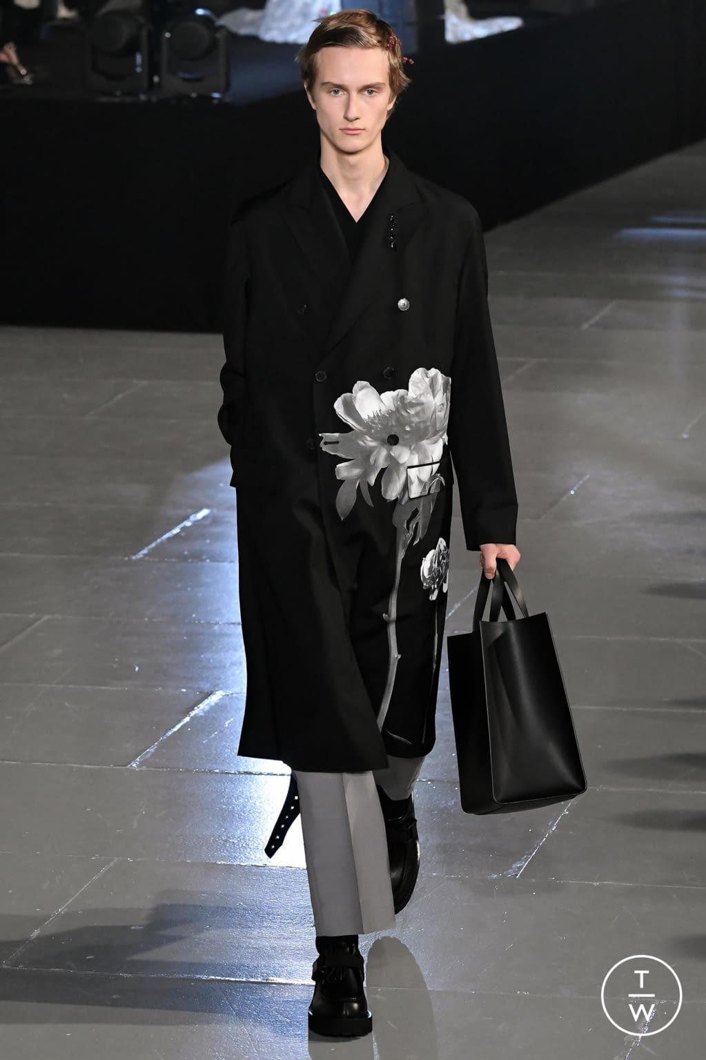 Fashion Week Paris Fall/Winter 2020 look 1 de la collection Valentino menswear