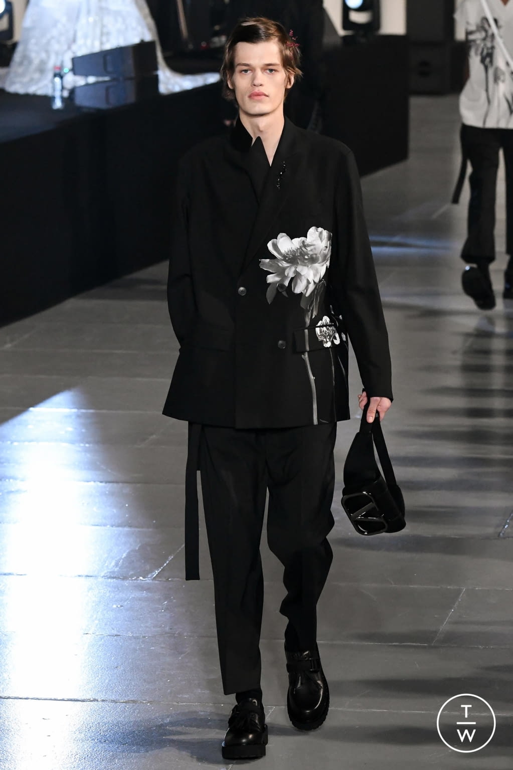 Fashion Week Paris Fall/Winter 2020 look 2 de la collection Valentino menswear