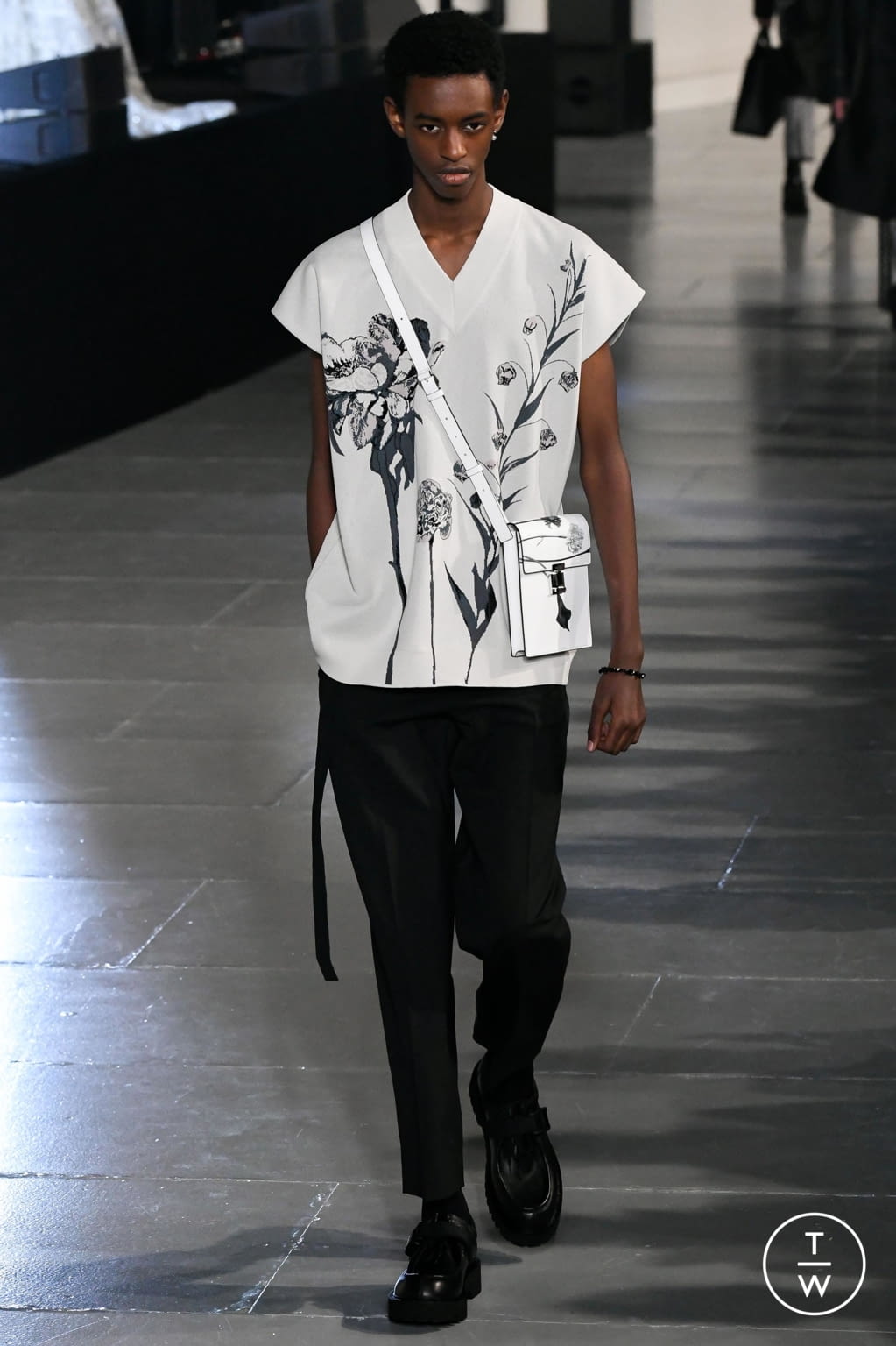 Fashion Week Paris Fall/Winter 2020 look 3 from the Valentino collection menswear
