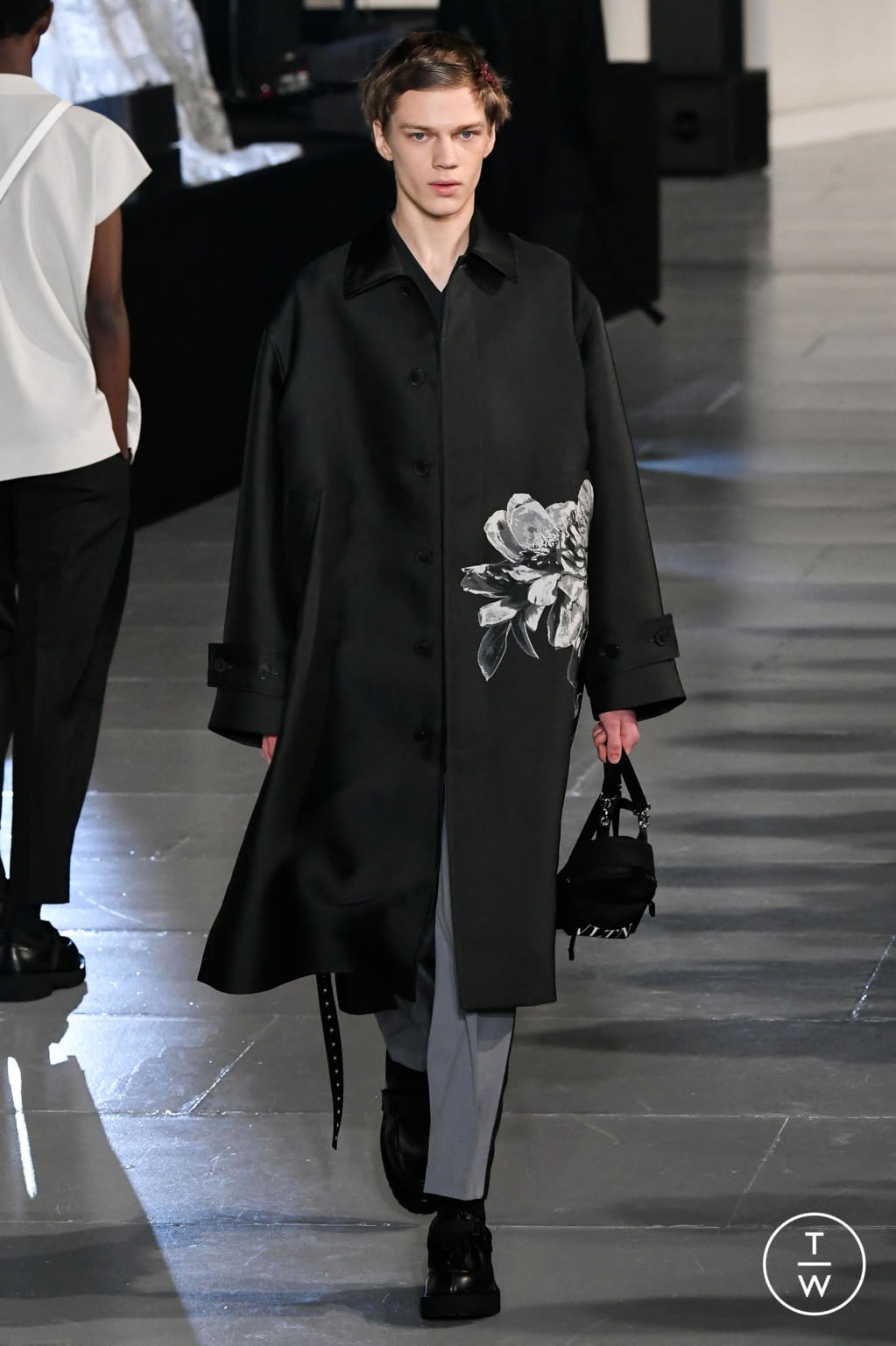 Fashion Week Paris Fall/Winter 2020 look 4 de la collection Valentino menswear