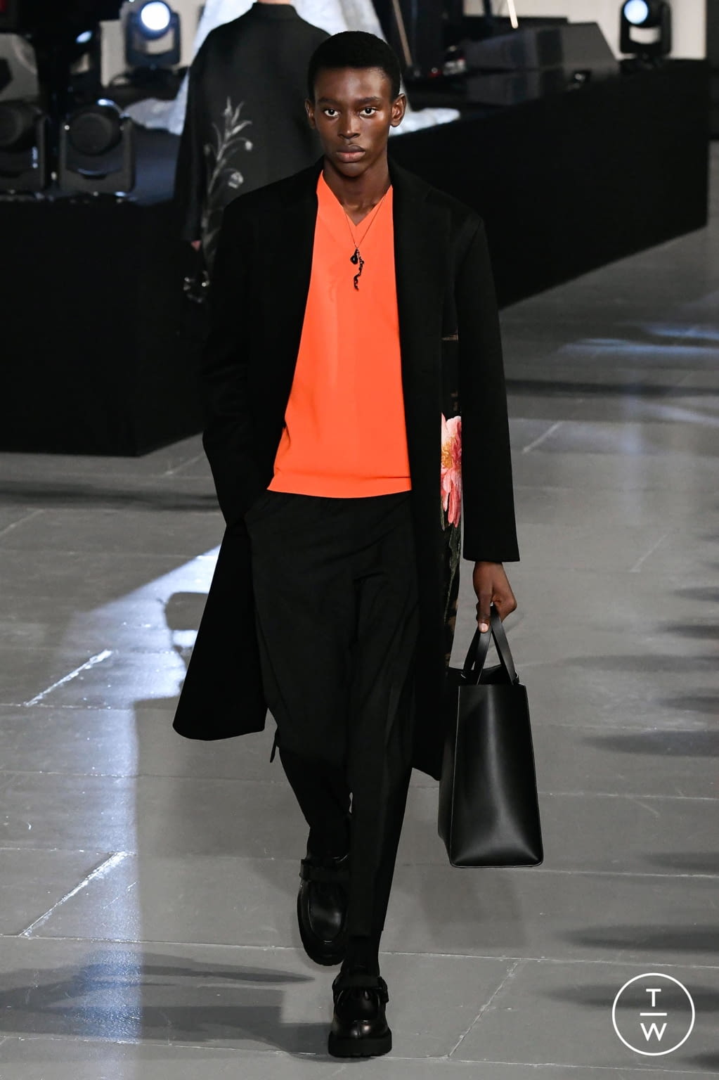 Fashion Week Paris Fall/Winter 2020 look 5 from the Valentino collection menswear