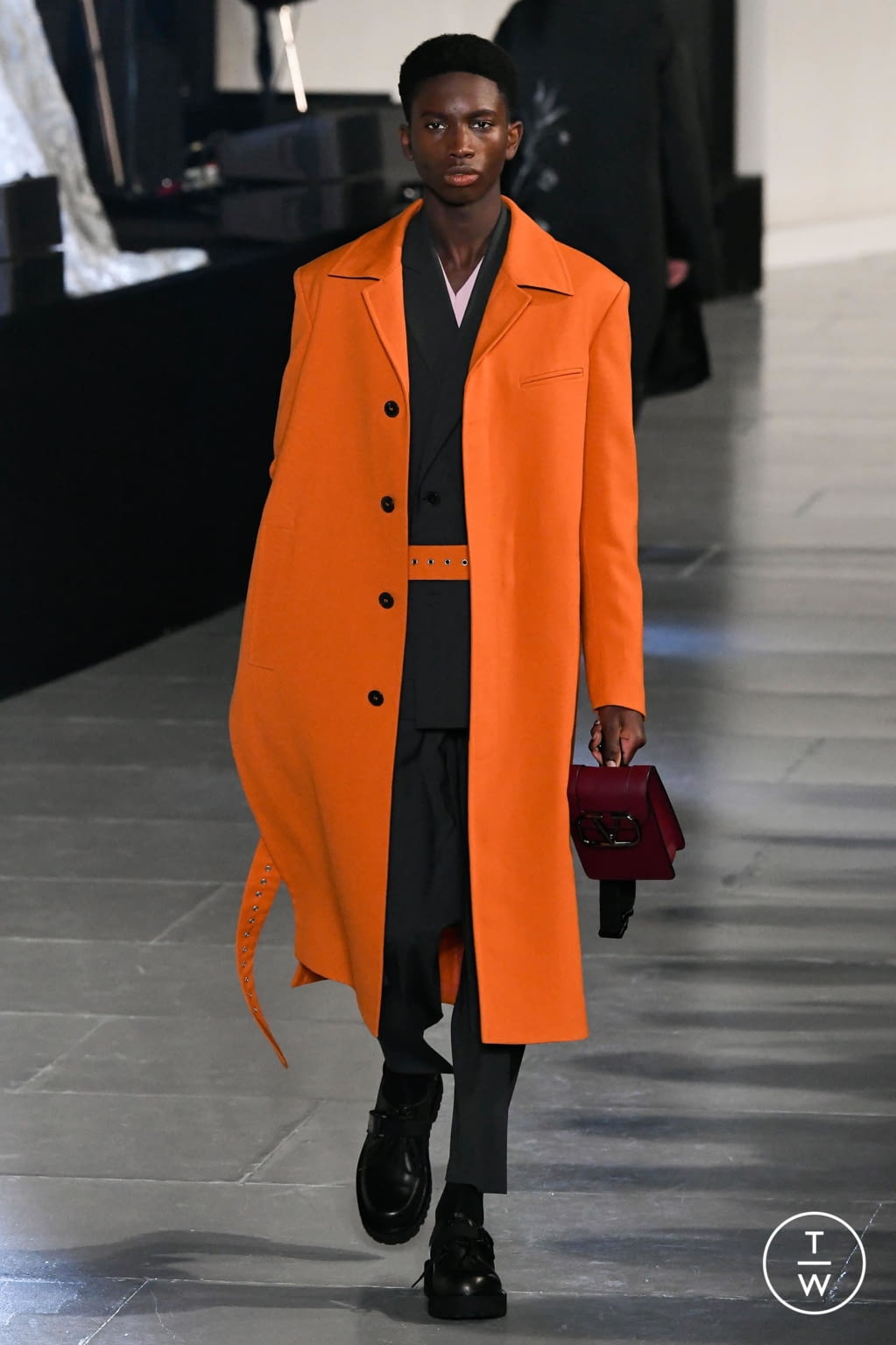 Fashion Week Paris Fall/Winter 2020 look 6 from the Valentino collection 男装