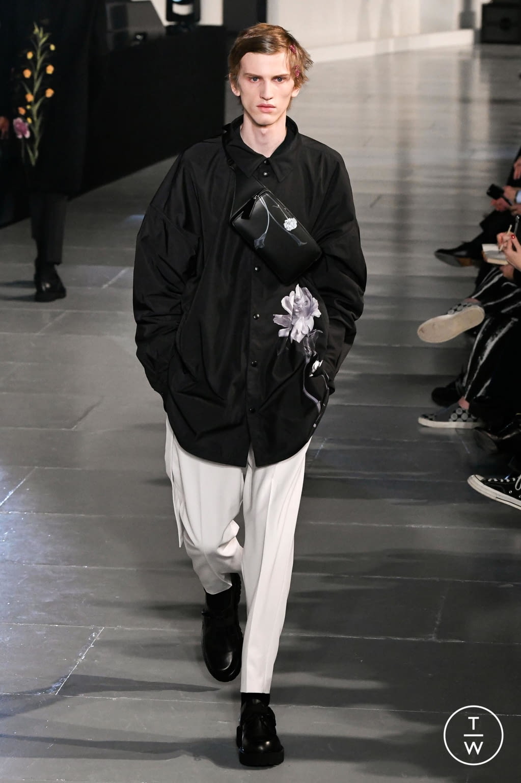 Fashion Week Paris Fall/Winter 2020 look 7 from the Valentino collection 男装