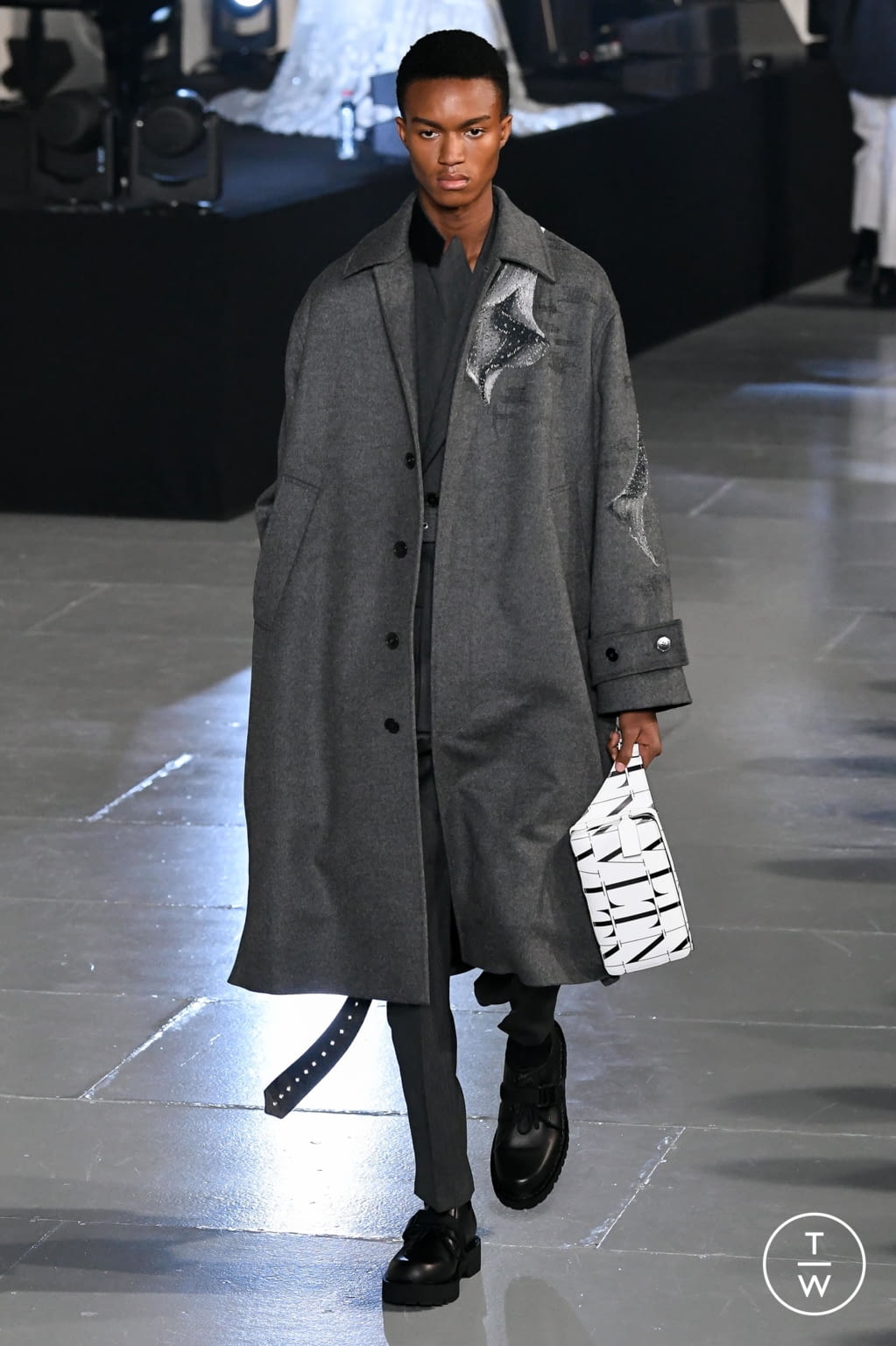 Fashion Week Paris Fall/Winter 2020 look 8 from the Valentino collection 男装