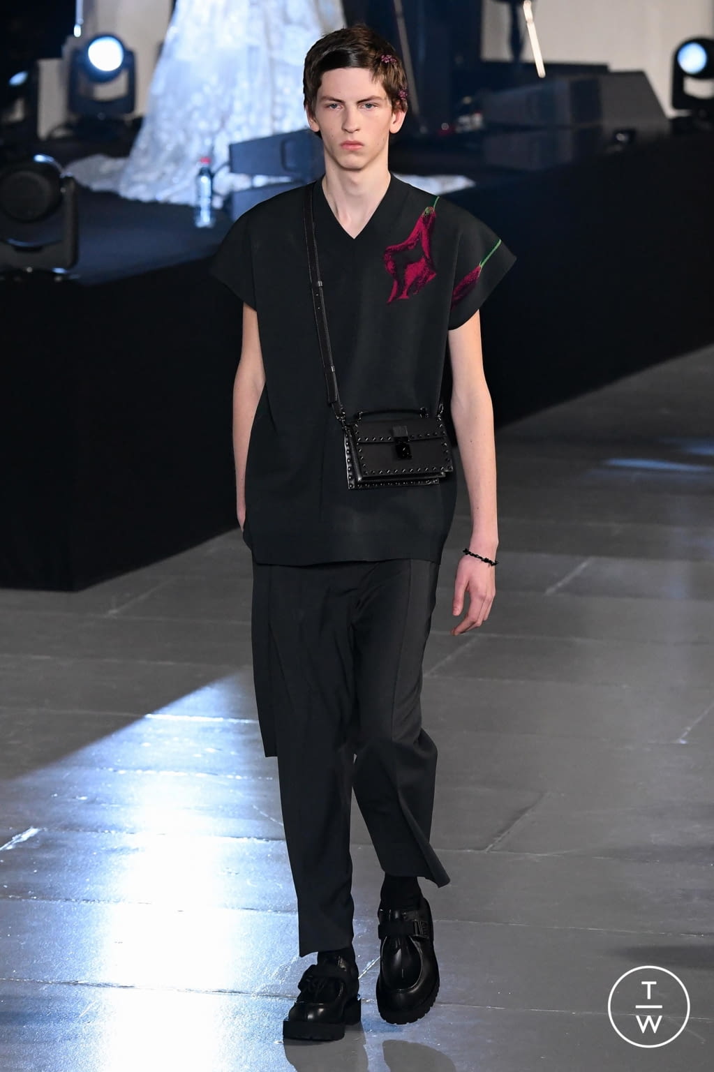 Fashion Week Paris Fall/Winter 2020 look 10 from the Valentino collection 男装