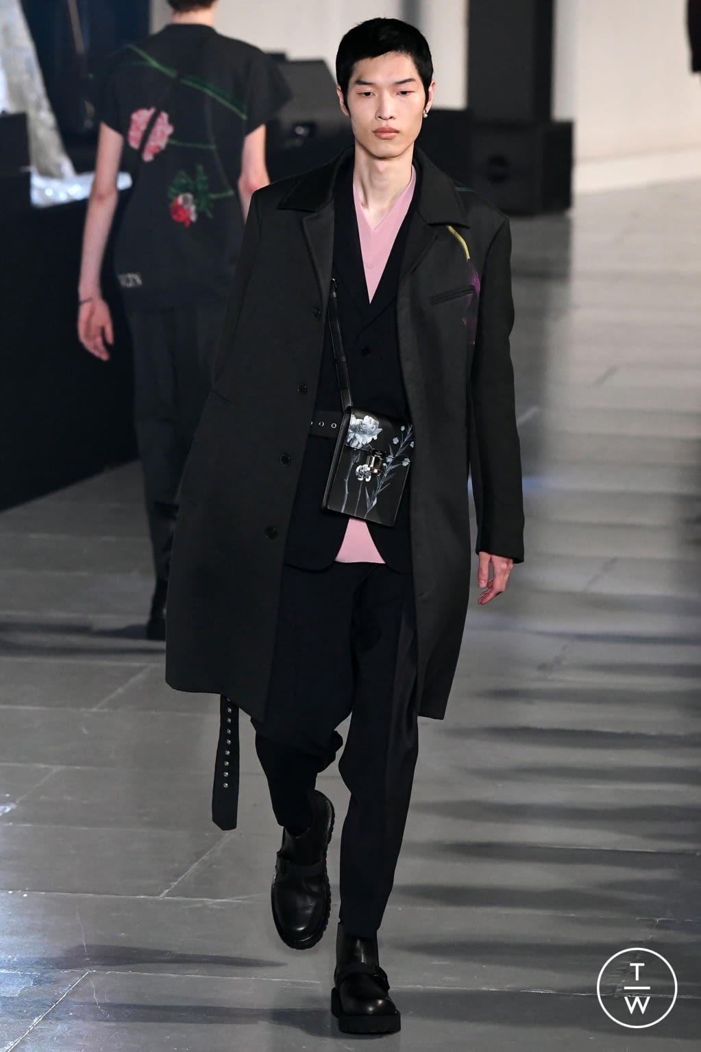 Fashion Week Paris Fall/Winter 2020 look 12 from the Valentino collection 男装