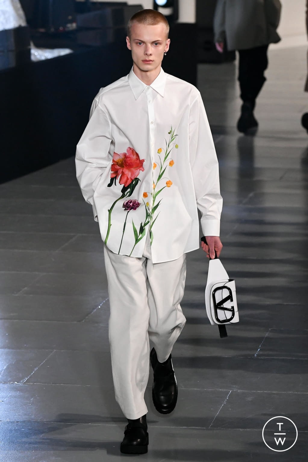 Fashion Week Paris Fall/Winter 2020 look 16 de la collection Valentino menswear