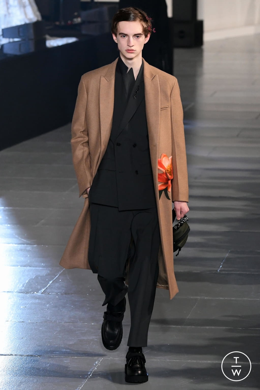 Fashion Week Paris Fall/Winter 2020 look 17 from the Valentino collection 男装