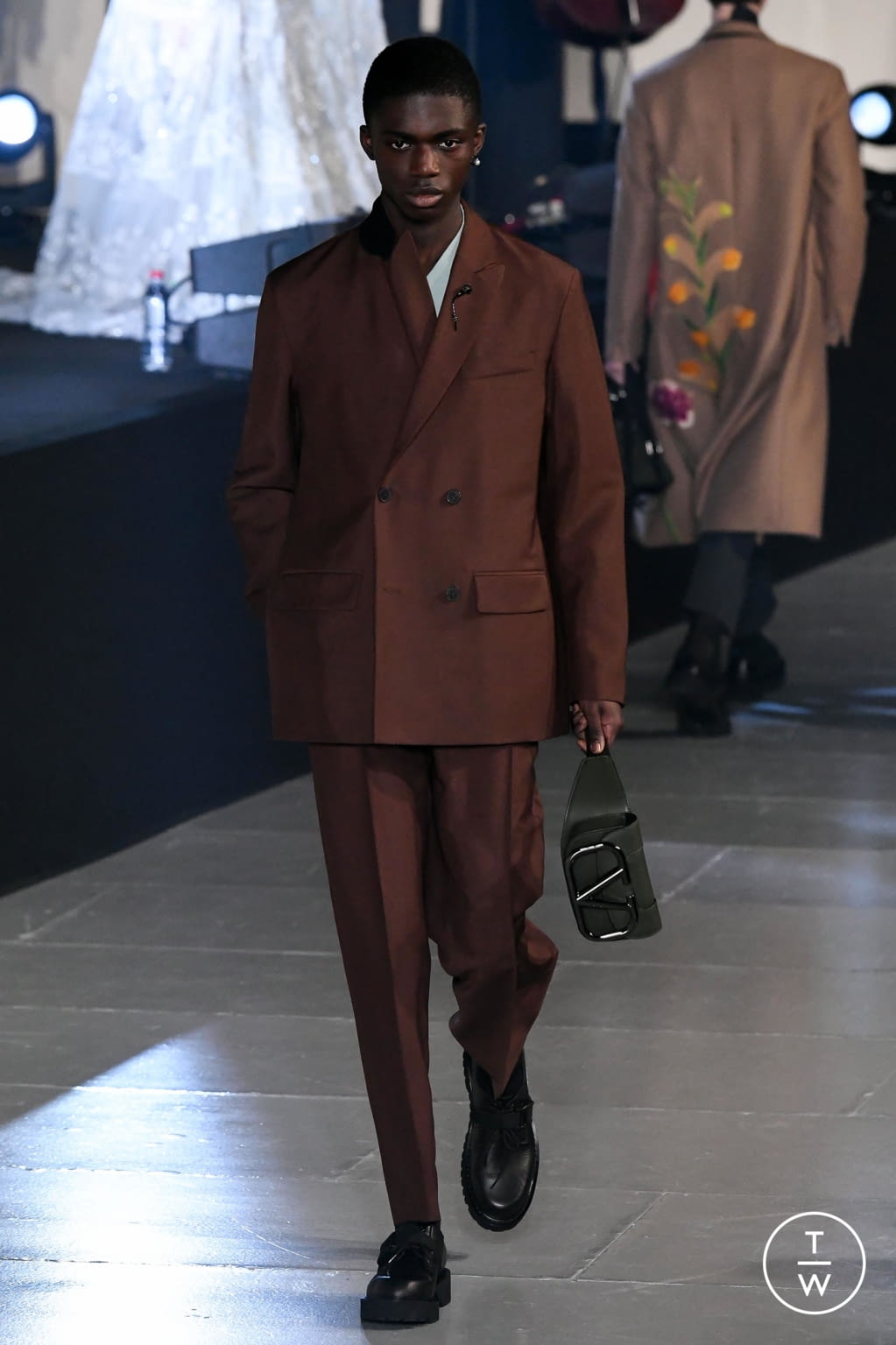 Fashion Week Paris Fall/Winter 2020 look 18 from the Valentino collection menswear
