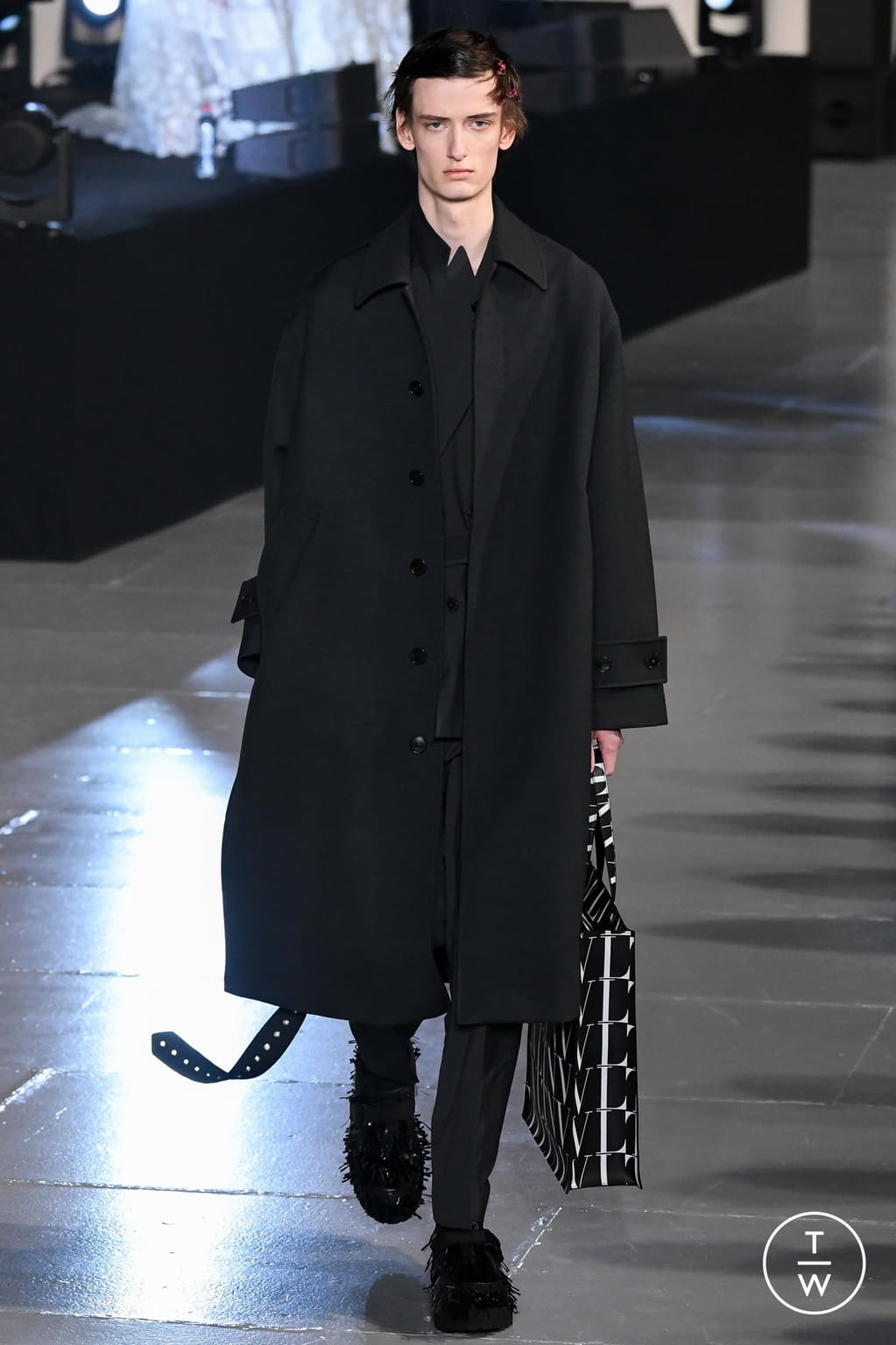 Fashion Week Paris Fall/Winter 2020 look 19 from the Valentino collection menswear
