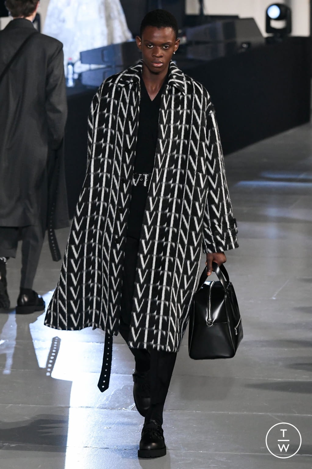 Fashion Week Paris Fall/Winter 2020 look 23 from the Valentino collection menswear