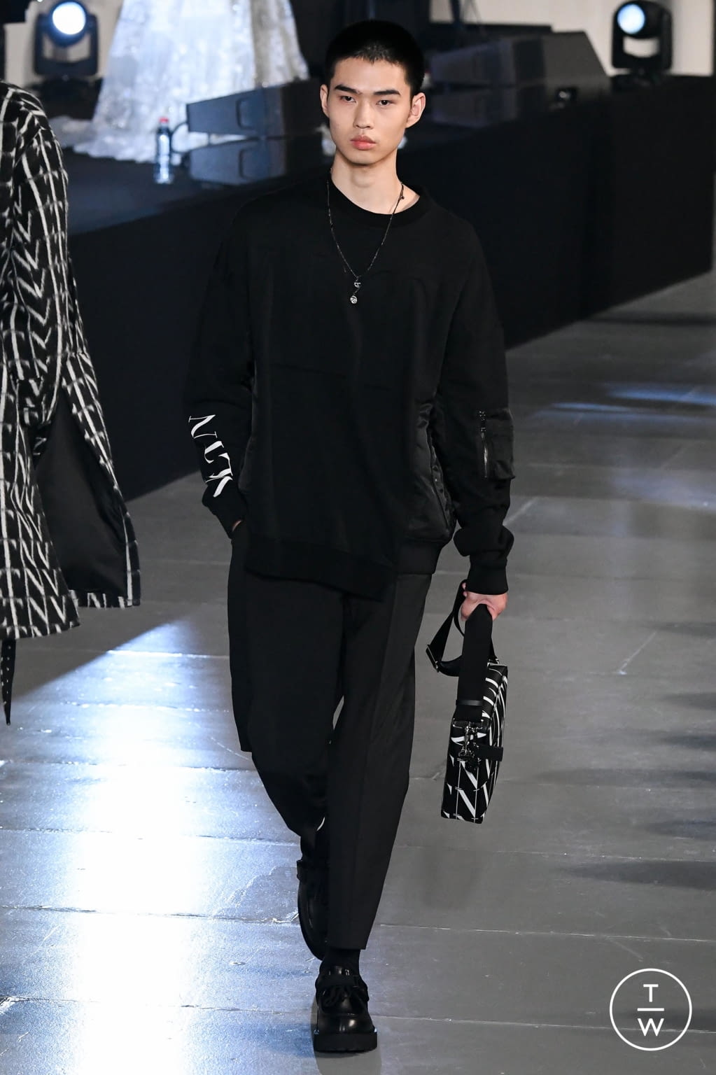 Fashion Week Paris Fall/Winter 2020 look 22 from the Valentino collection menswear